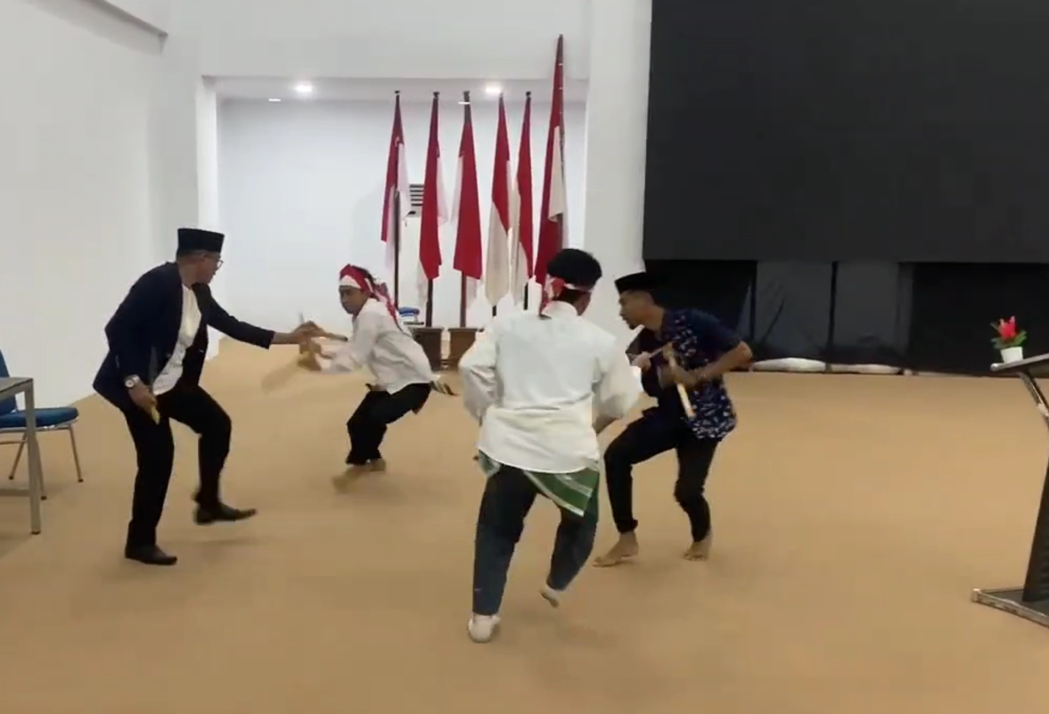 طلاب معهد الجامعة الإسلامية الحكومية كنداري تظهر مواهب مختلفة في ليلة الافتتاح