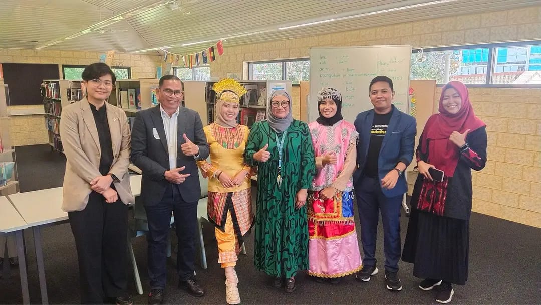 طلاب الجامعة الإسلامية الجكومية كنداري لديهم فرصة للتدريب في مدرسة أتادال الابتدائية، بيرث، أستراليا