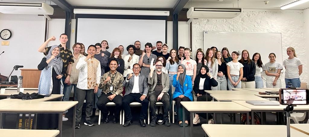 قدم رئيس الجامعة الإسلامية الحكومية كينداري تقليد كاريا مونا في جامعة نوتردام، أستراليا