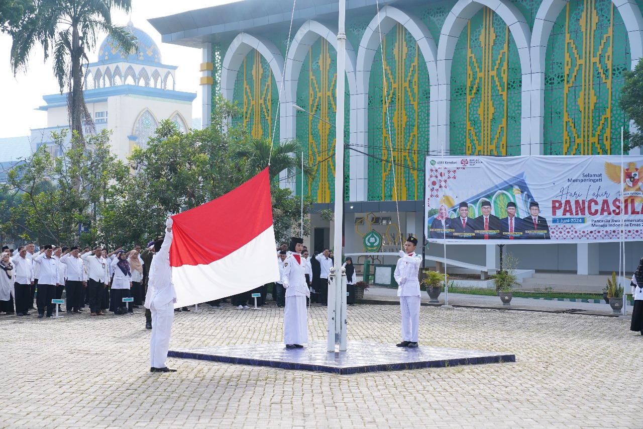 أقامت الجامعة الإسلامية الحكومية كنداري حفلًا لإحياء ذكرى ميلاد الأساس الخمسة