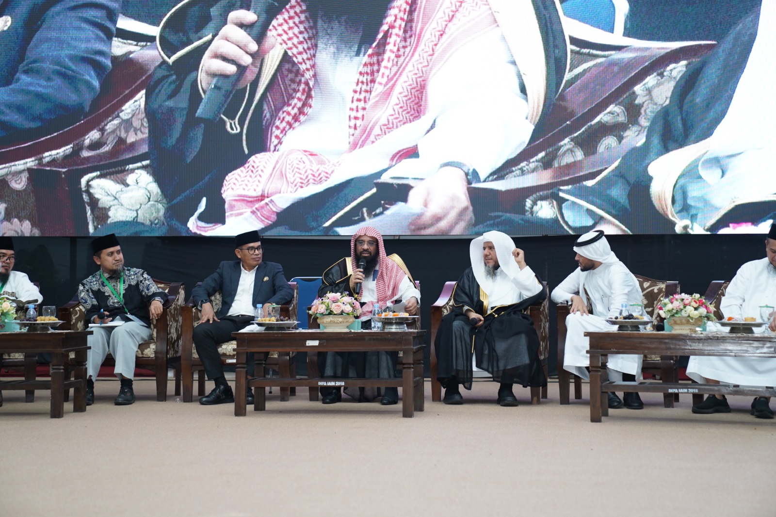 ملحق الشؤون الدينية بسفارة المملكة العربية السعودية وأستاذ معهد القضاء في الرياض يناقشان أهمية الاعتدال في الجامعة الاسلامية كنداري